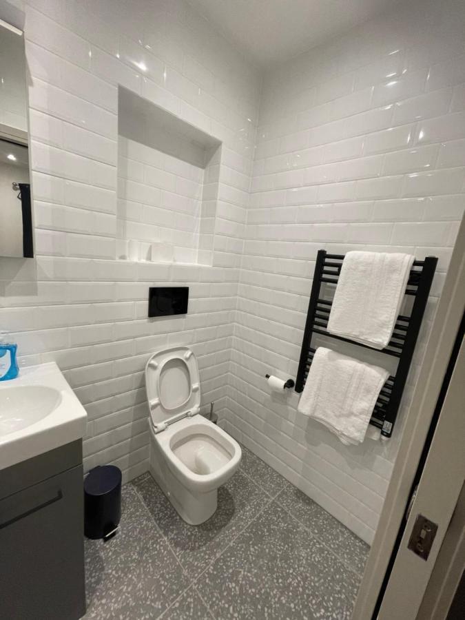 Blue Lagoon Apartment Londra Exterior foto